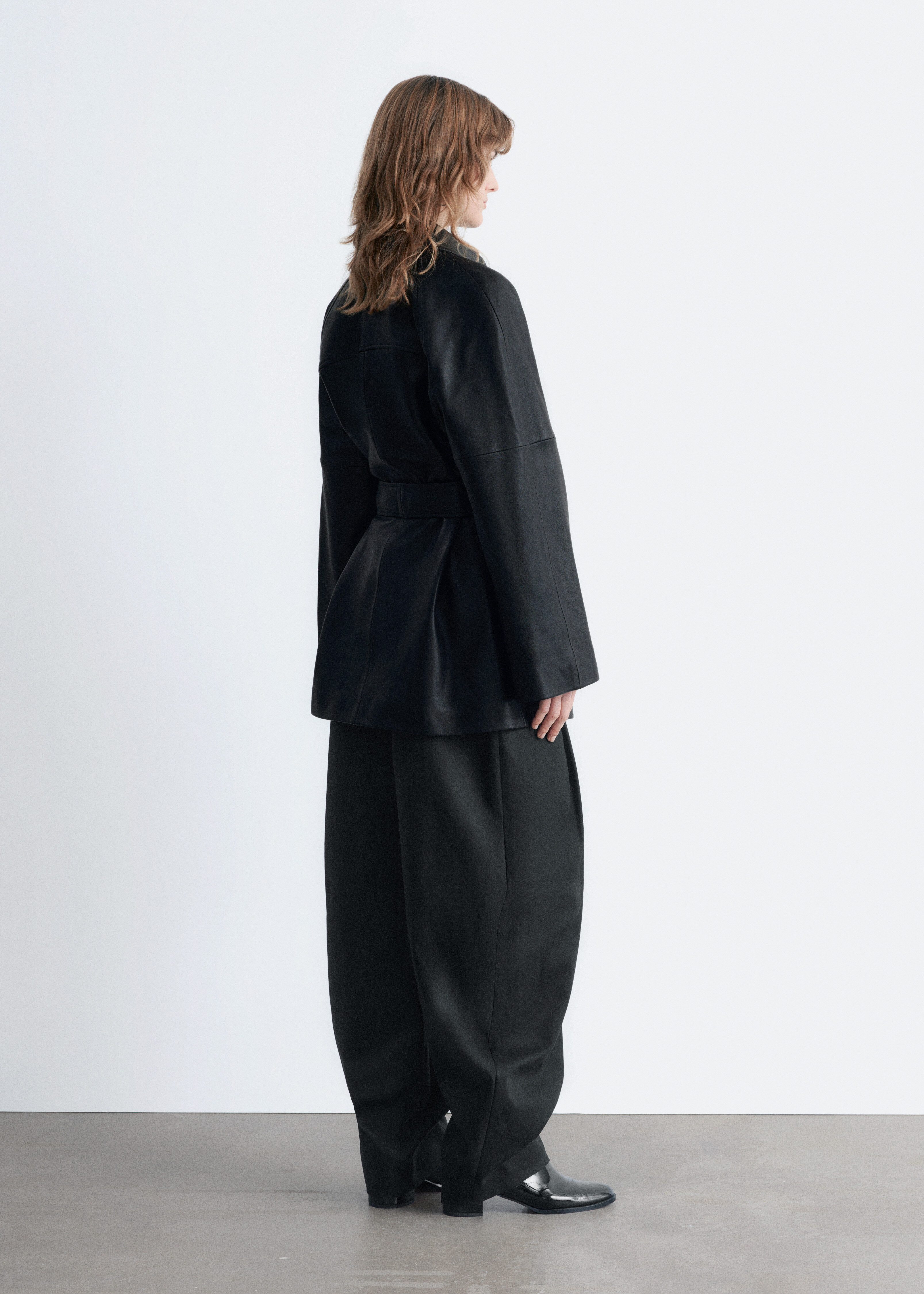 앤아더스토리즈 타이 벨트 레더 코트의 블랙컬러 ECOMLook입니다.