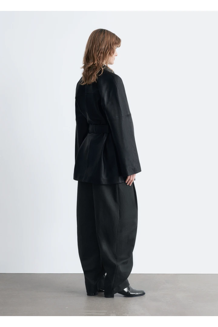 앤아더스토리즈 타이 벨트 레더 코트의 블랙컬러 ECOMLook입니다.