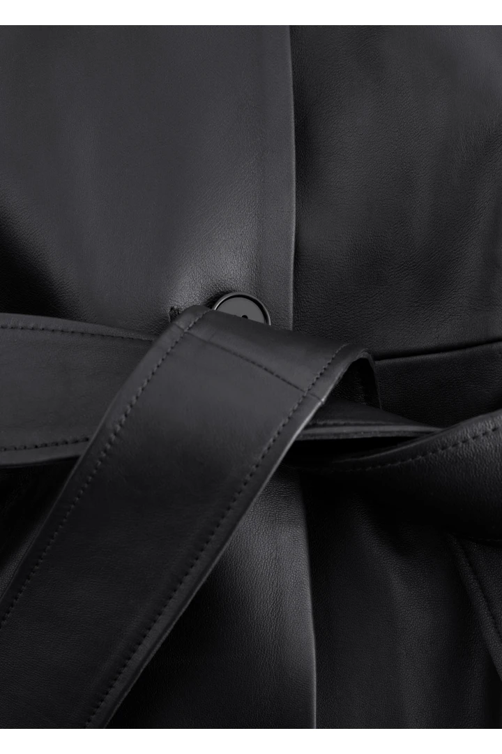 앤아더스토리즈 타이 벨트 레더 코트의 블랙컬러 Detail입니다.