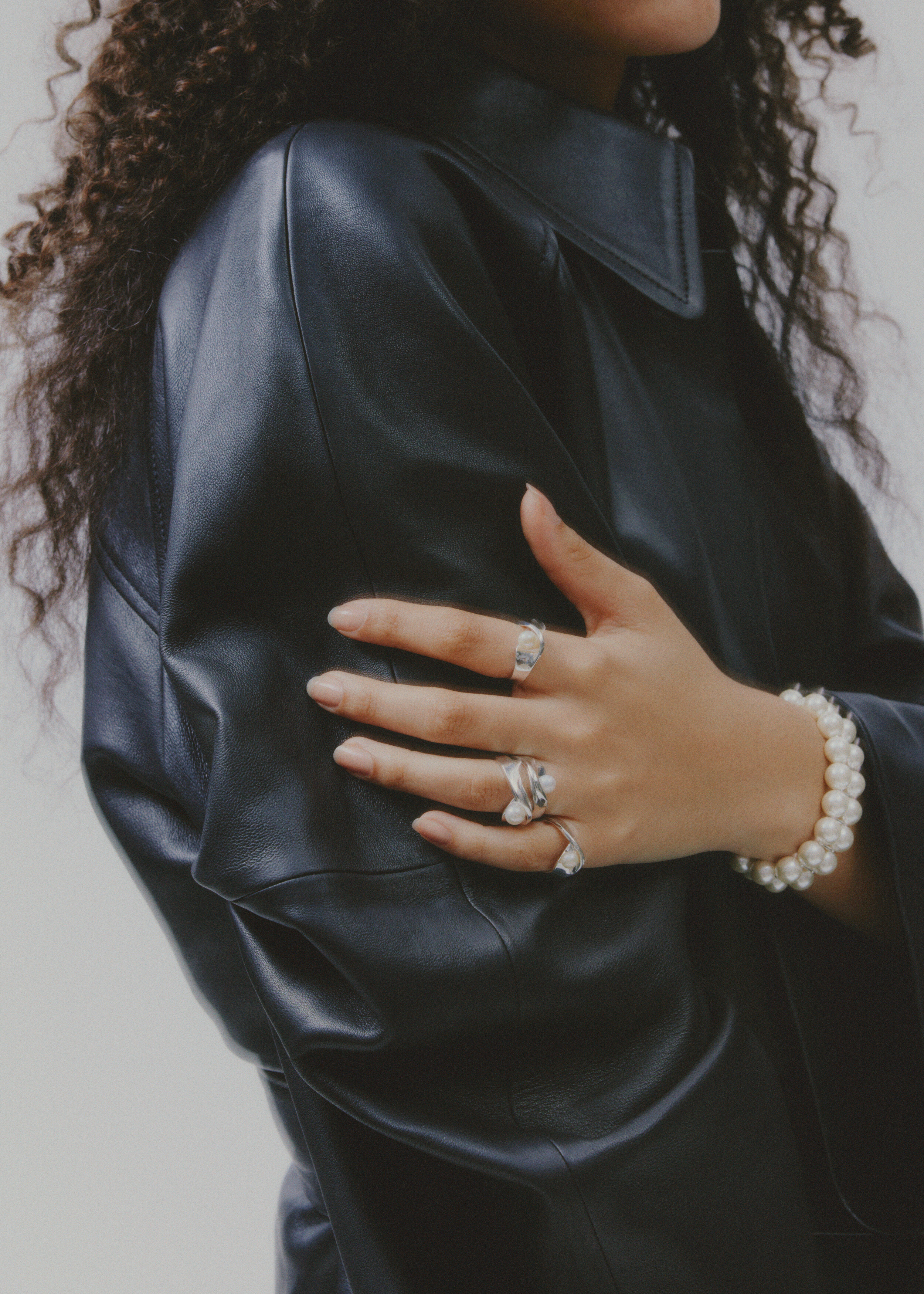 앤아더스토리즈 타이 벨트 레더 코트의 블랙컬러 ECOMLook입니다.