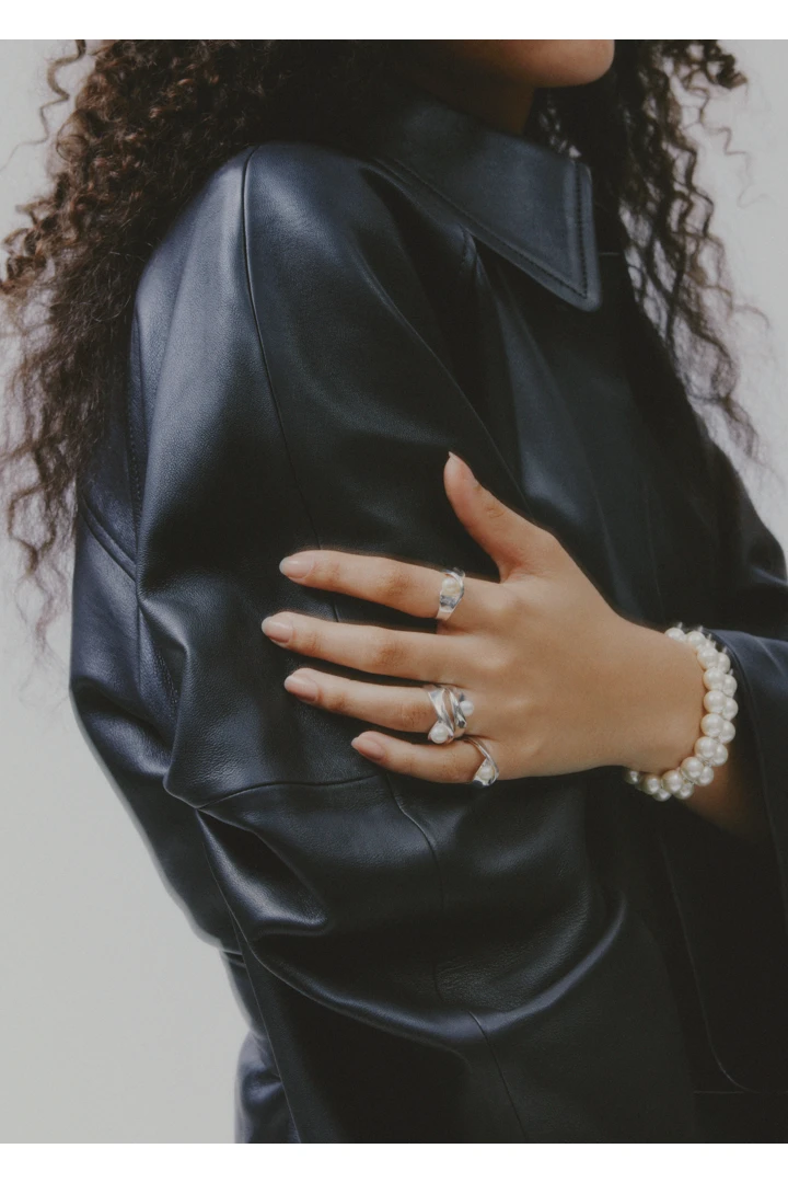 앤아더스토리즈 타이 벨트 레더 코트의 블랙컬러 ECOMLook입니다.