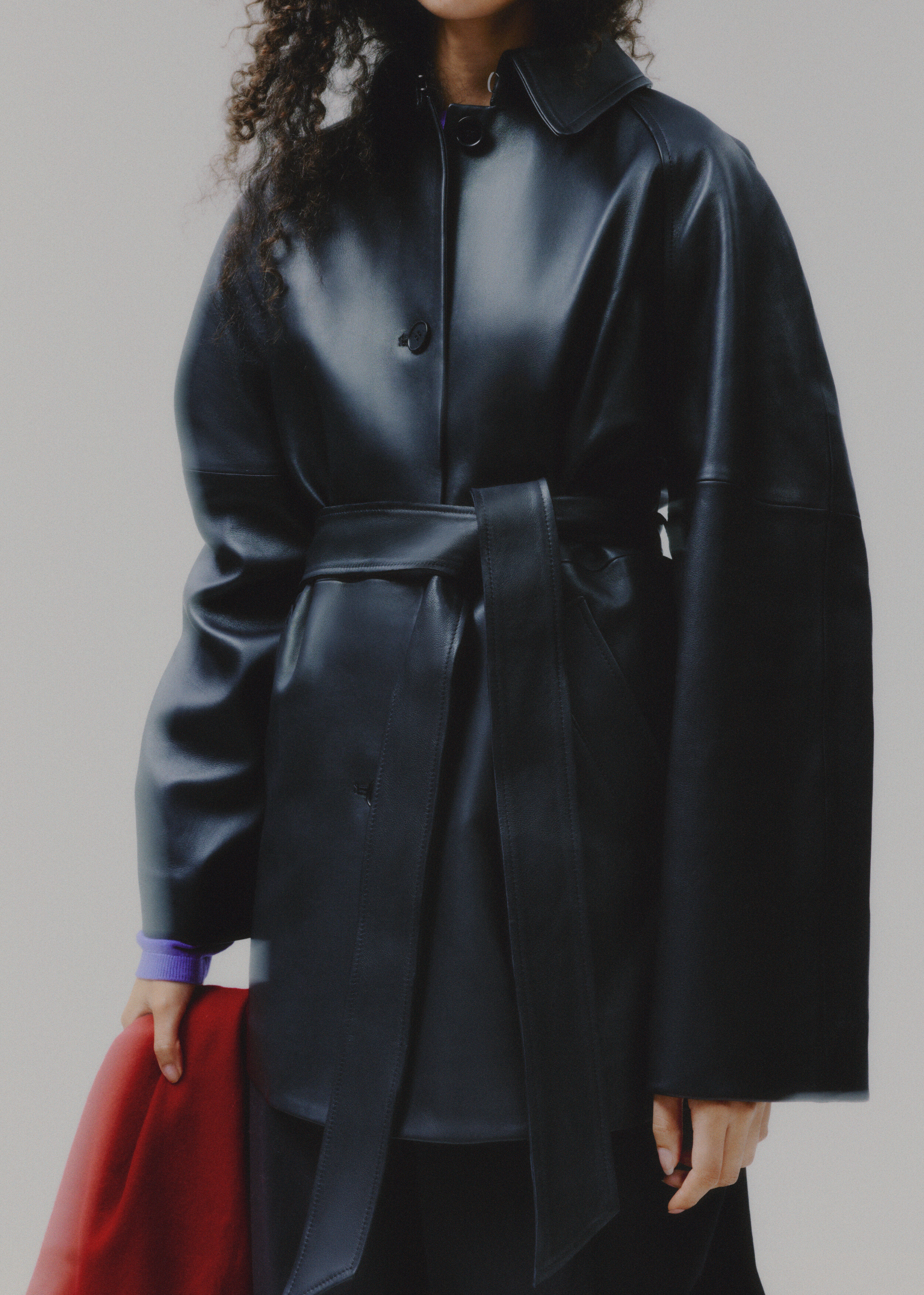 앤아더스토리즈 타이 벨트 레더 코트의 블랙컬러 ECOMLook입니다.