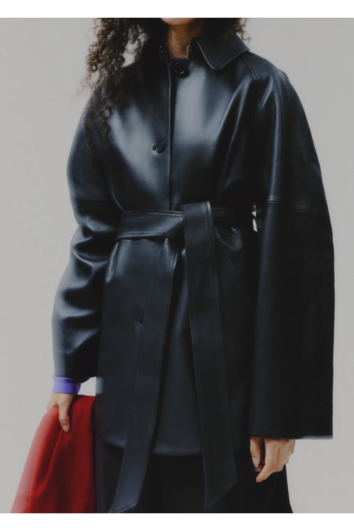 앤아더스토리즈 타이 벨트 레더 코트의 블랙컬러 ECOMLook입니다.