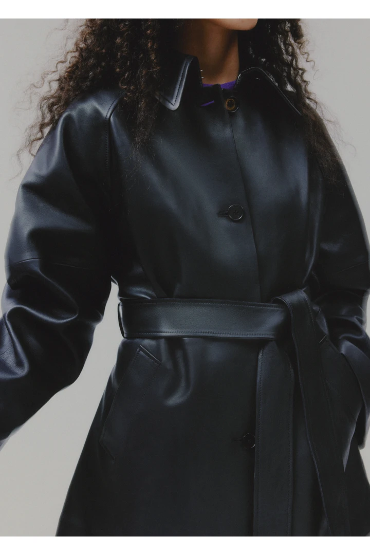 앤아더스토리즈 타이 벨트 레더 코트의 블랙컬러 ECOMLook입니다.