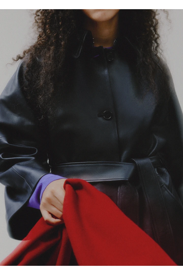 앤아더스토리즈 타이 벨트 레더 코트의 블랙컬러 ECOMLook입니다.