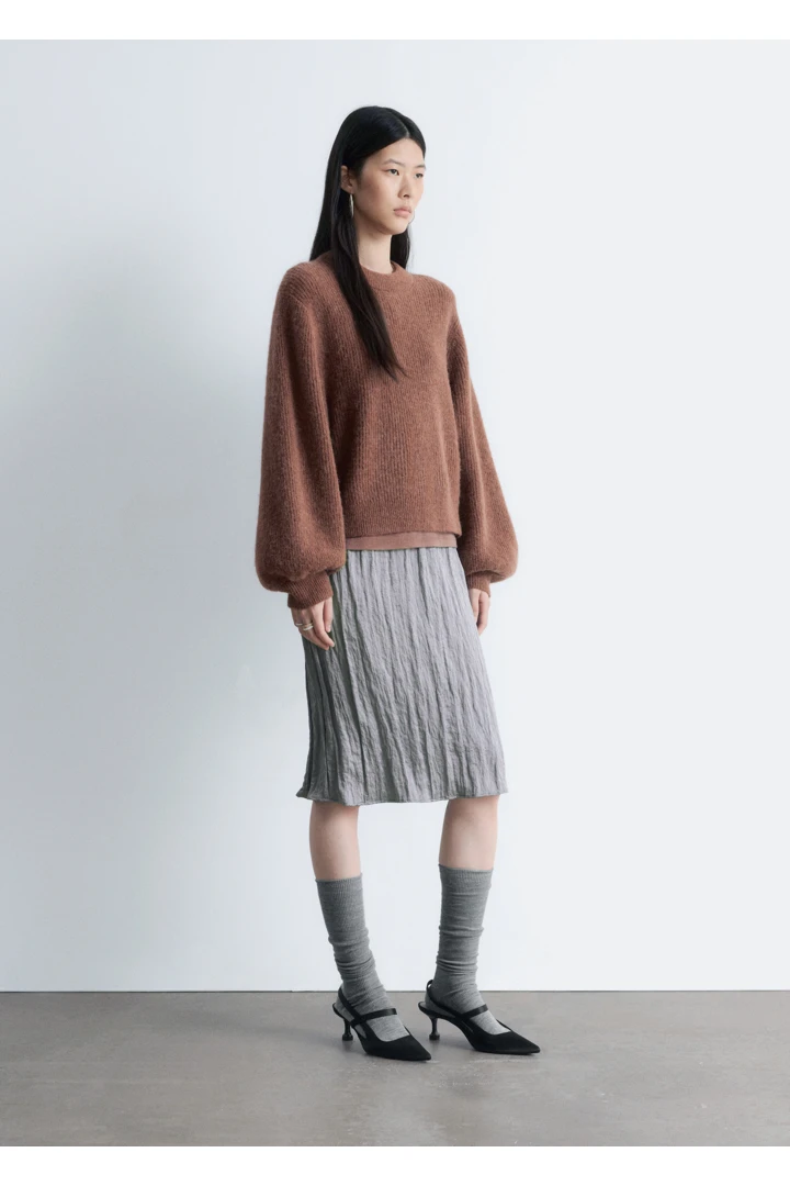 앤아더스토리즈 글리터리 삭스의 실버컬러 Environmental입니다.