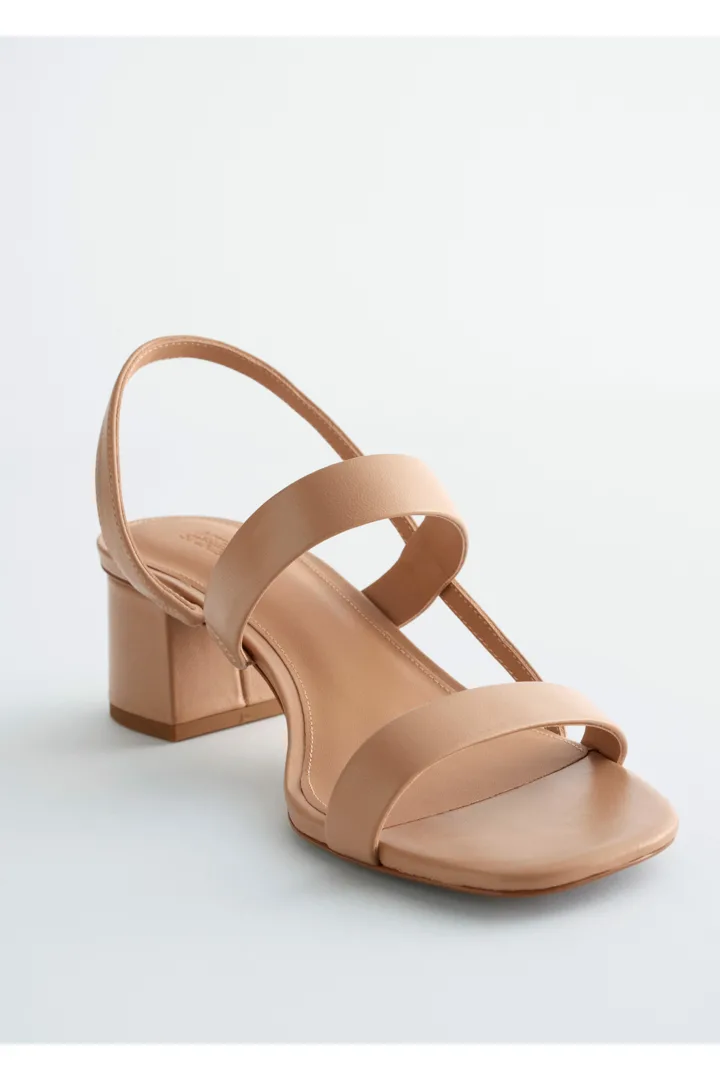 앤아더스토리즈 스트래피 블록 힐 샌들의 베이지컬러 Product입니다.