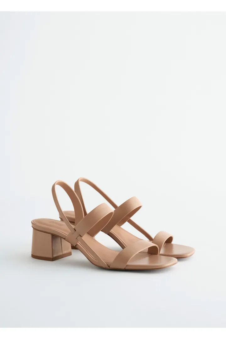 앤아더스토리즈 스트래피 블록 힐 샌들의 베이지컬러 Product입니다.