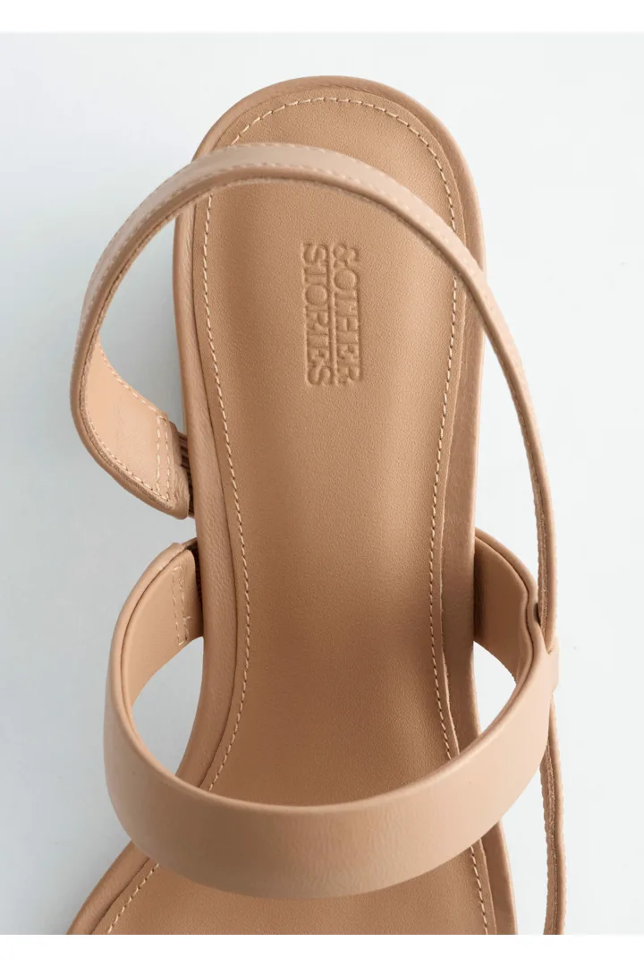 앤아더스토리즈 스트래피 블록 힐 샌들의 베이지컬러 Product입니다.