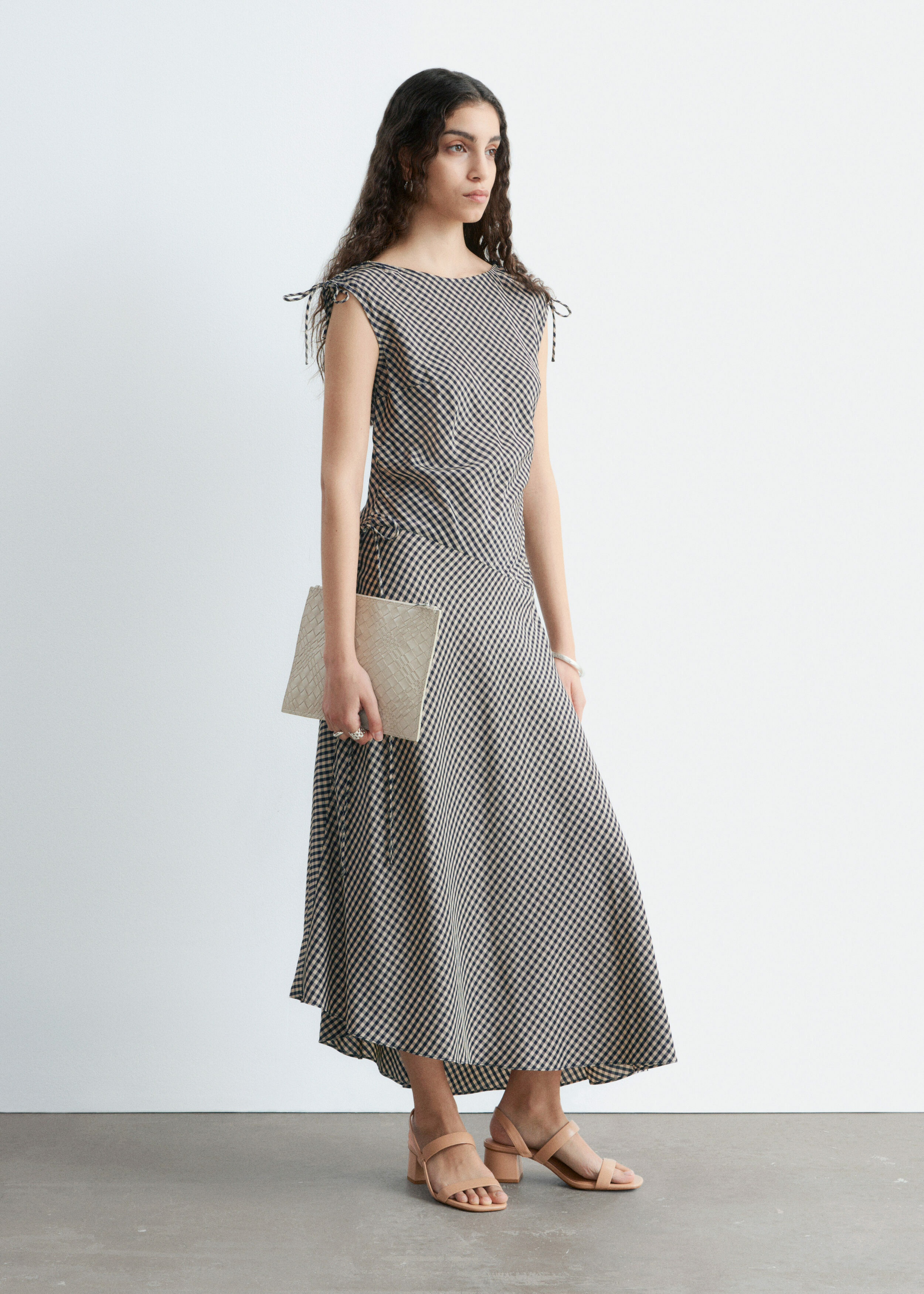 앤아더스토리즈 스트래피 블록 힐 샌들의 베이지컬러 ECOMLook입니다.