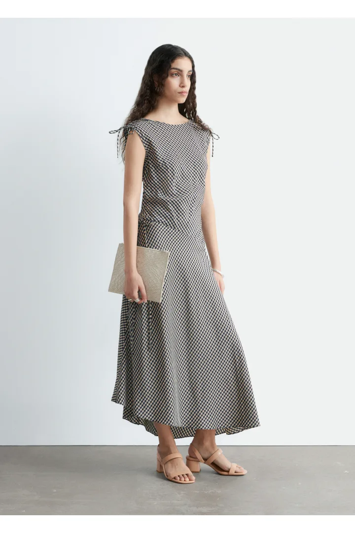 앤아더스토리즈 스트래피 블록 힐 샌들의 베이지컬러 ECOMLook입니다.