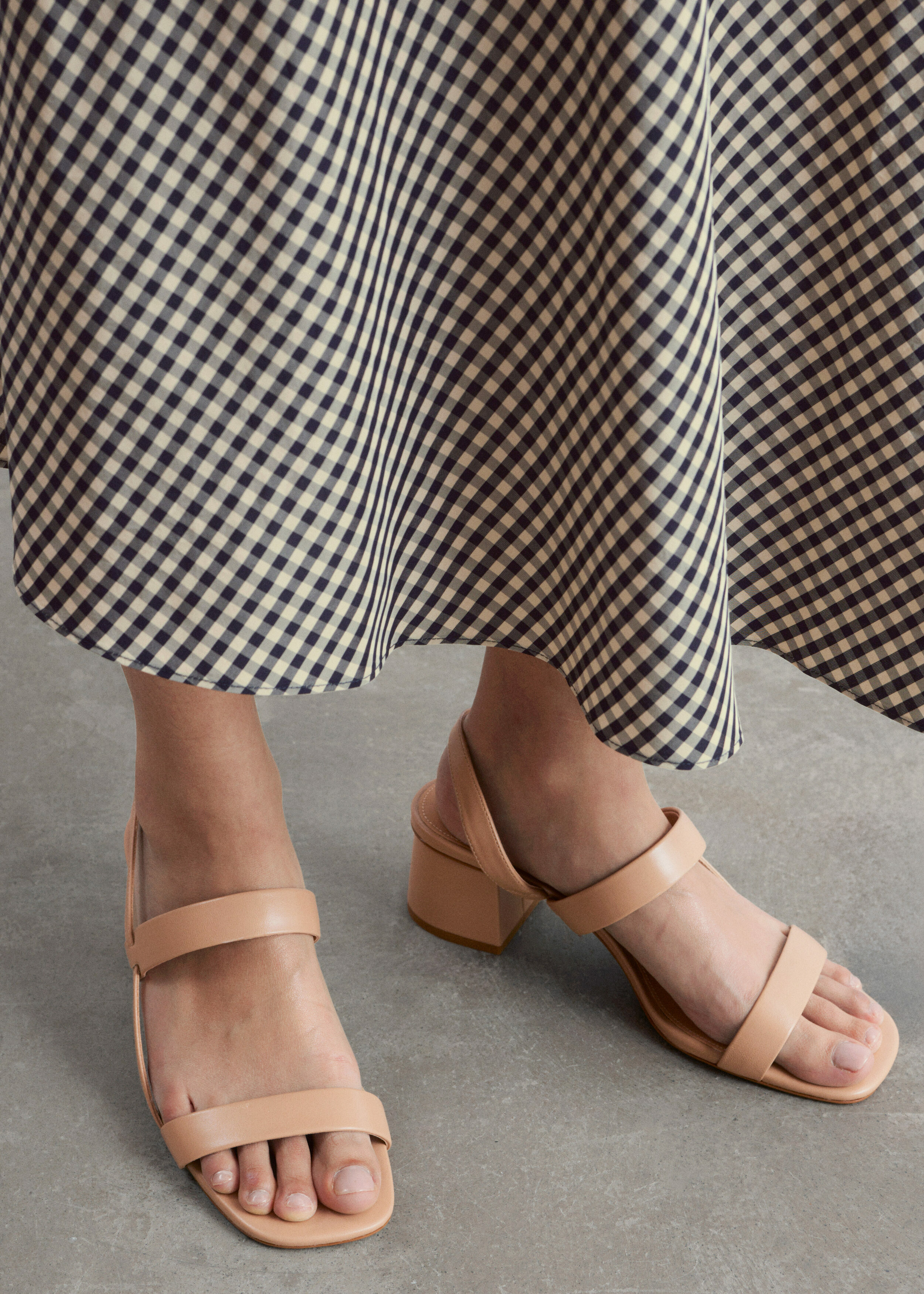 앤아더스토리즈 스트래피 블록 힐 샌들의 베이지컬러 ECOMLook입니다.