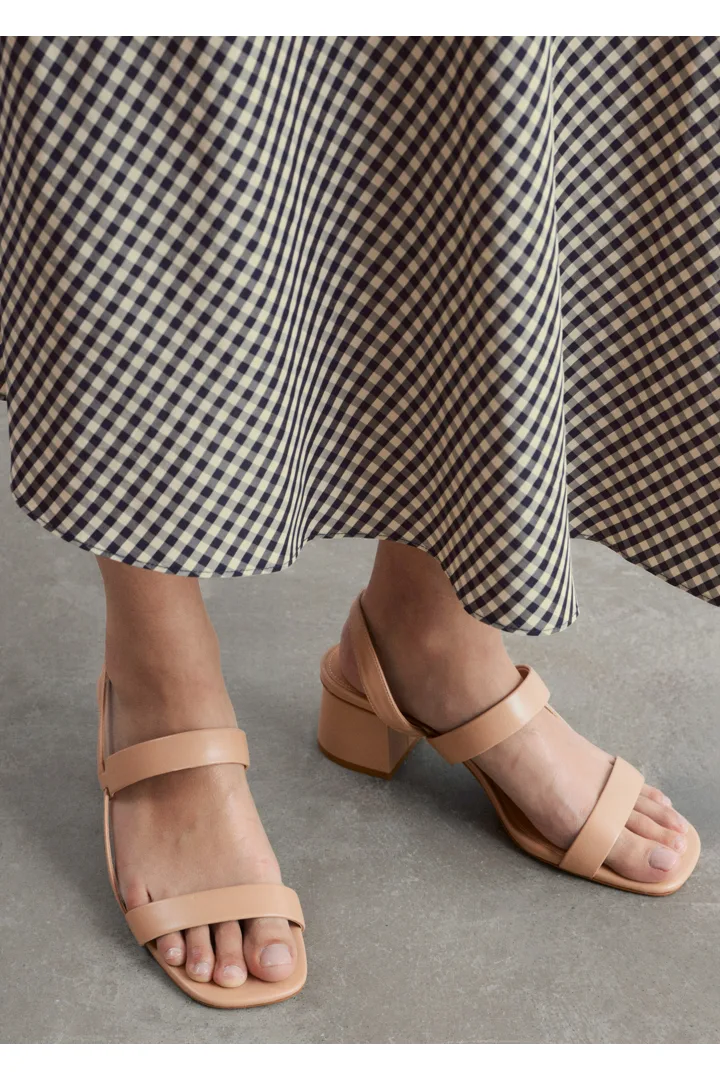 앤아더스토리즈 스트래피 블록 힐 샌들의 베이지컬러 ECOMLook입니다.