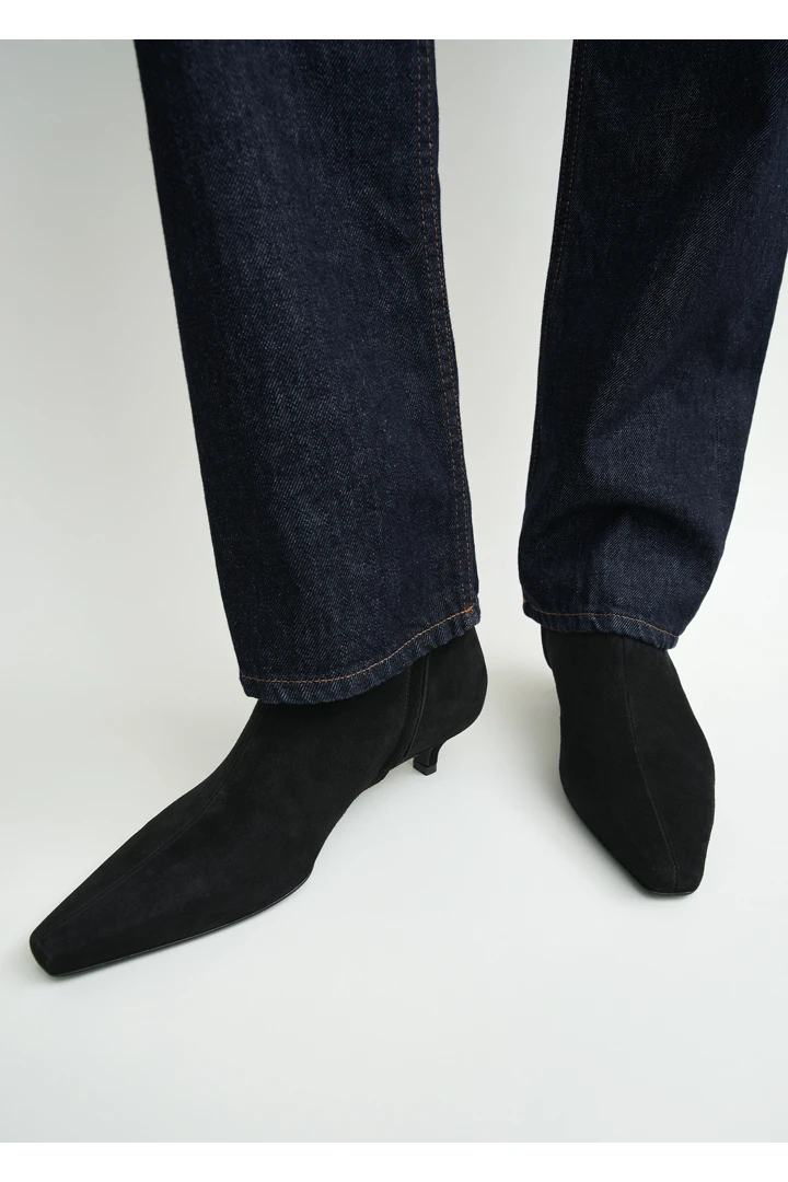 TOTEME 슬림 스웨이드 앵클 부츠 블랙의 블랙컬러 1번쨰 이미지입니다.