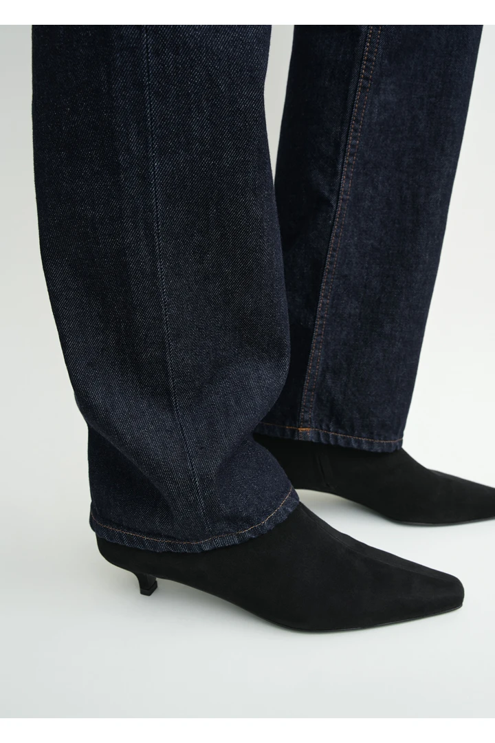 TOTEME 슬림 스웨이드 앵클 부츠 블랙의 블랙컬러 2번쨰 이미지입니다.