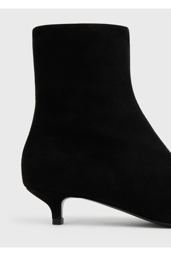 TOTEME 슬림 스웨이드 앵클 부츠 블랙의 블랙컬러 4번쨰 이미지입니다.