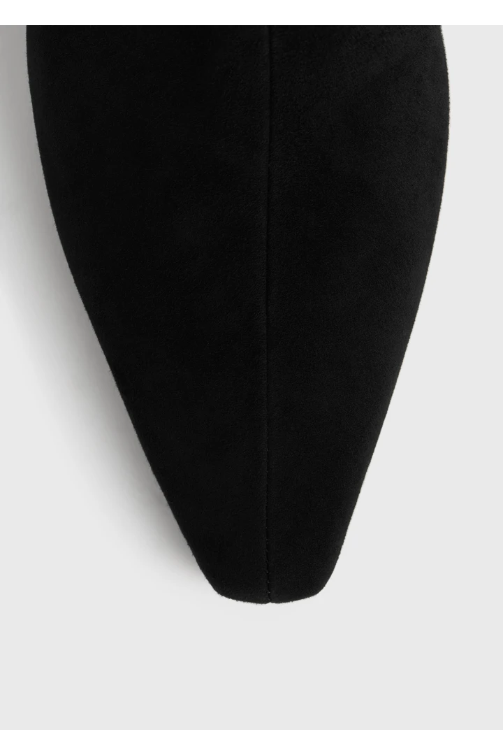 TOTEME 슬림 스웨이드 앵클 부츠 블랙의 블랙컬러 5번쨰 이미지입니다.