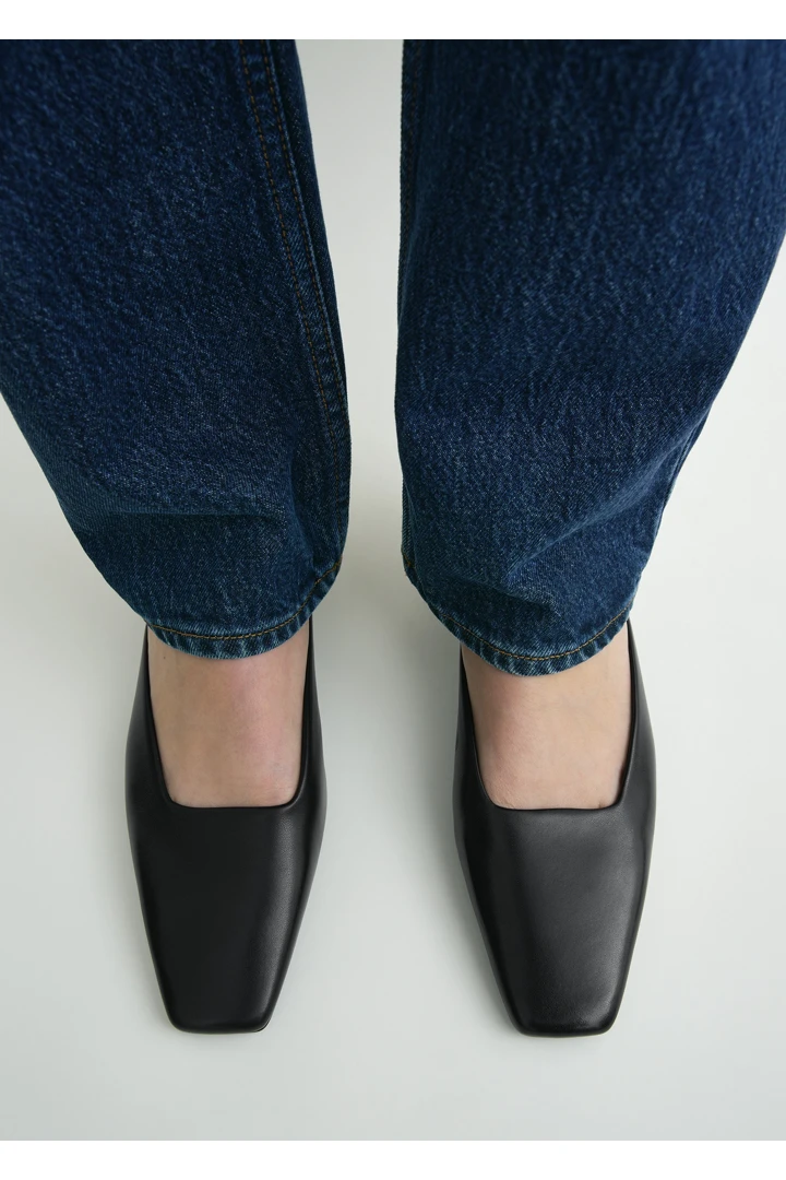 TOTEME 스퀘어 레더 키튼 뮬 블랙의 블랙컬러 2번쨰 이미지입니다.