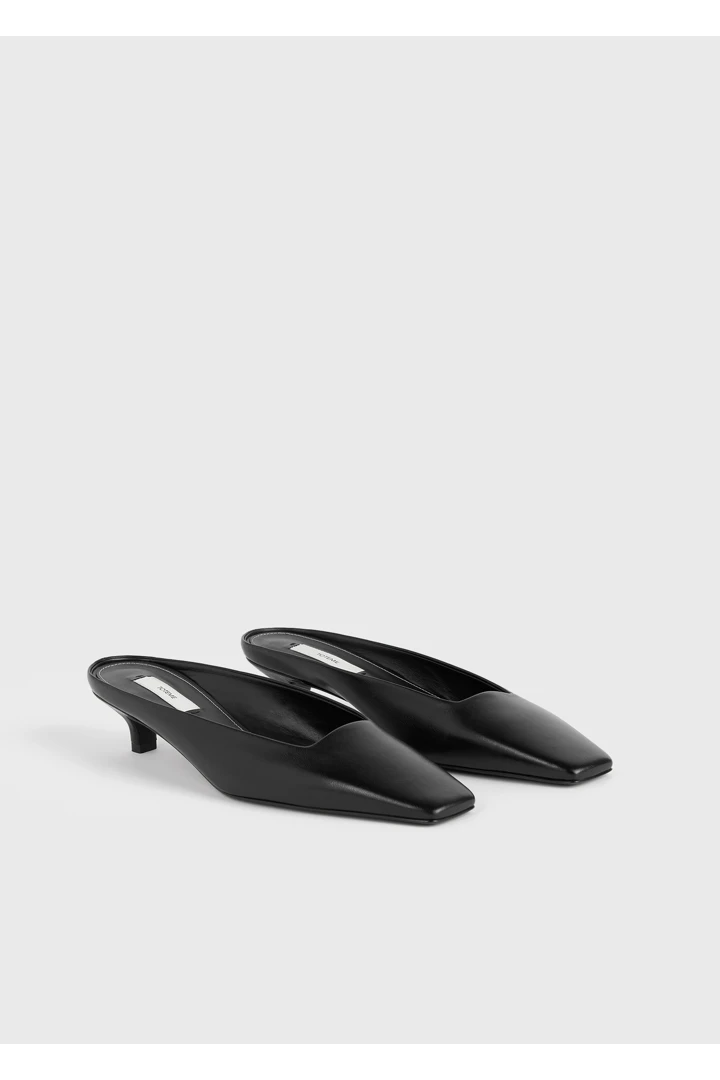 TOTEME 스퀘어 레더 키튼 뮬 블랙의 블랙컬러 3번쨰 이미지입니다.