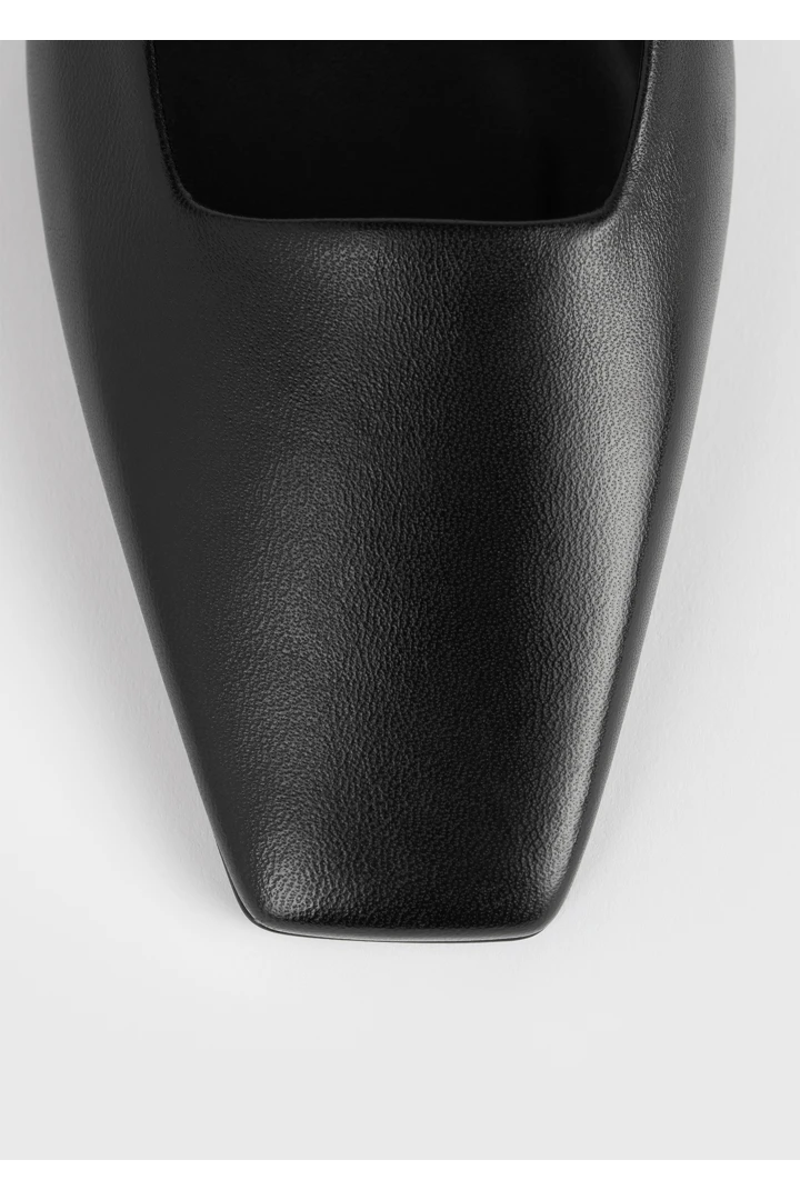 TOTEME 스퀘어 레더 키튼 뮬 블랙의 블랙컬러 4번쨰 이미지입니다.