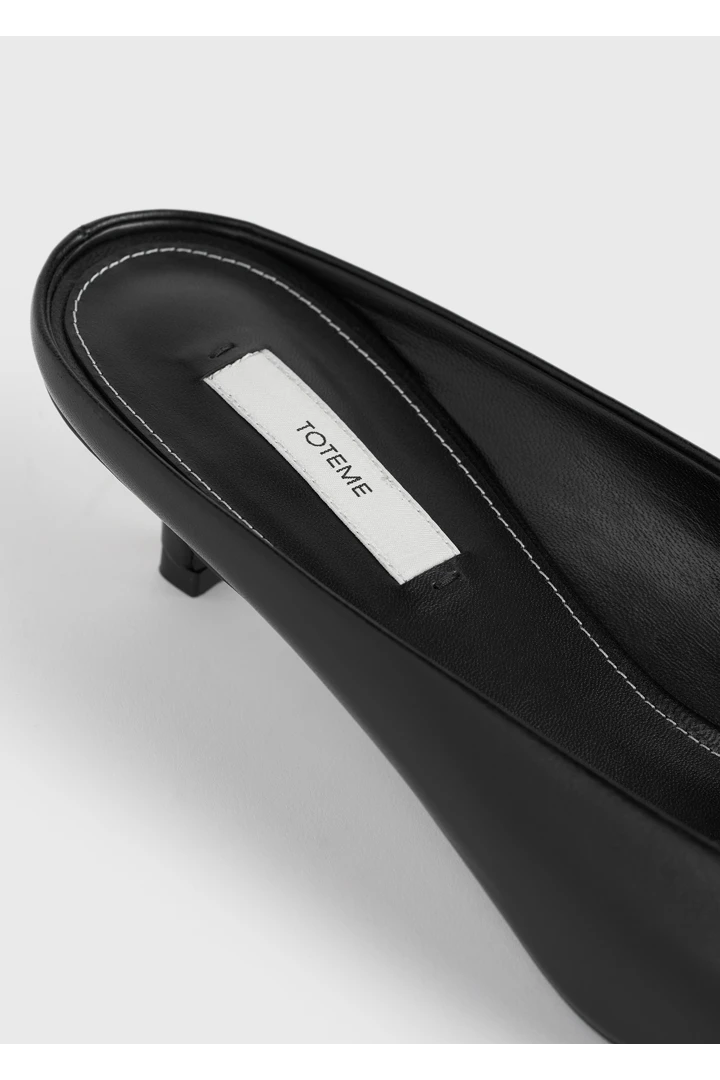 TOTEME 스퀘어 레더 키튼 뮬 블랙의 블랙컬러 5번쨰 이미지입니다.