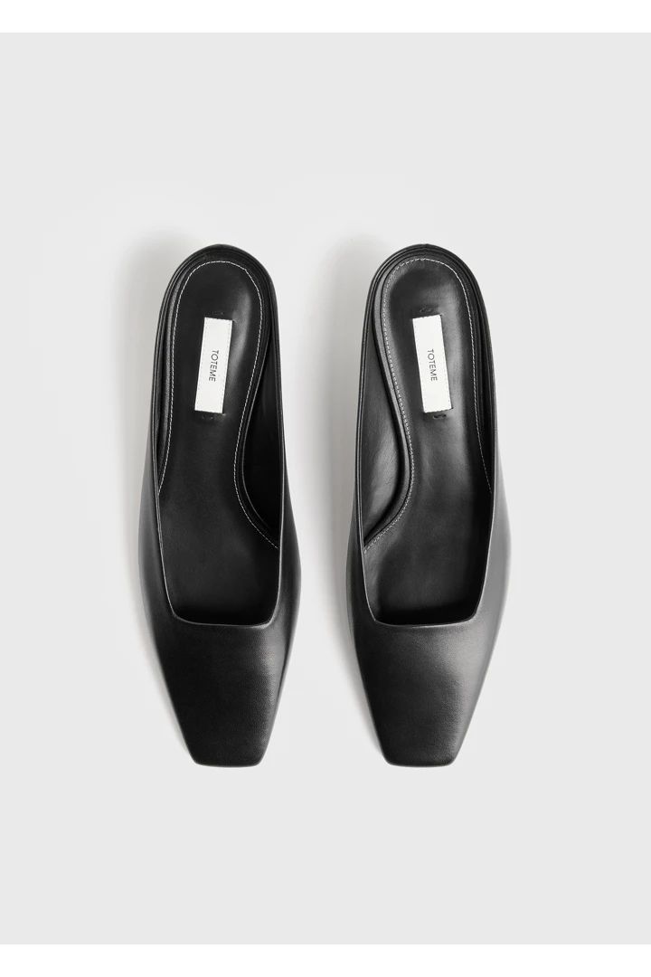 TOTEME 스퀘어 레더 키튼 뮬 블랙의 블랙컬러 6번쨰 이미지입니다.