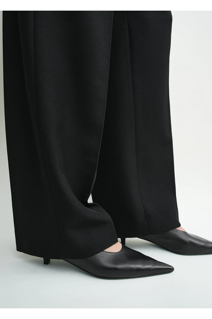 TOTEME 샤프 나파 키튼 펌프스 블랙의 블랙컬러 1번쨰 이미지입니다.