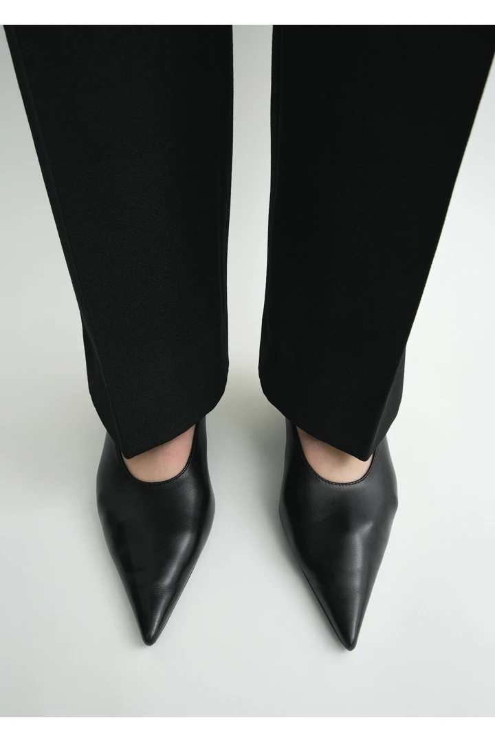 TOTEME 샤프 나파 키튼 펌프스 블랙의 블랙컬러 2번쨰 이미지입니다.