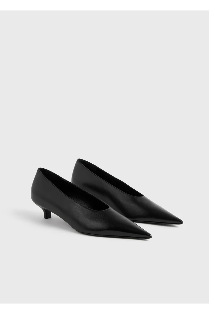 TOTEME 샤프 나파 키튼 펌프스 블랙의 블랙컬러 3번쨰 이미지입니다.