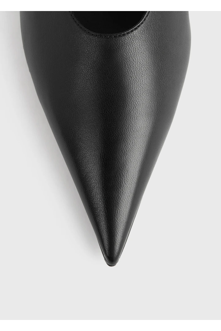 TOTEME 샤프 나파 키튼 펌프스 블랙의 블랙컬러 4번쨰 이미지입니다.