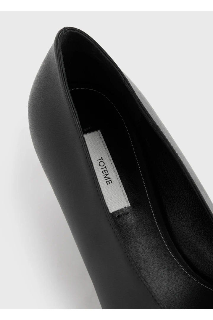 TOTEME 샤프 나파 키튼 펌프스 블랙의 블랙컬러 5번쨰 이미지입니다.