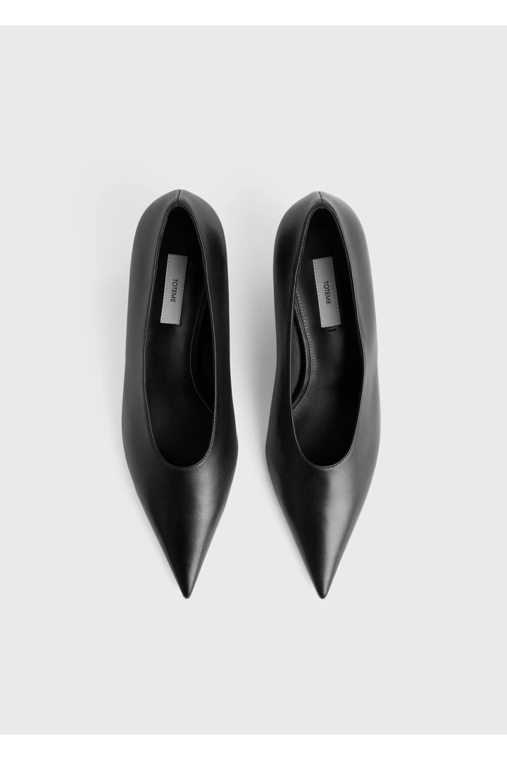 TOTEME 샤프 나파 키튼 펌프스 블랙의 블랙컬러 6번쨰 이미지입니다.