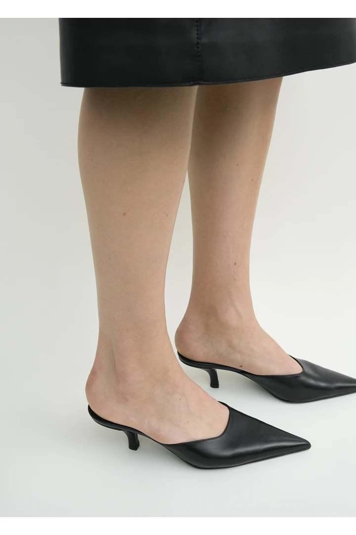 TOTEME 샤프 나파 뮬 블랙의 블랙컬러 1번쨰 이미지입니다.