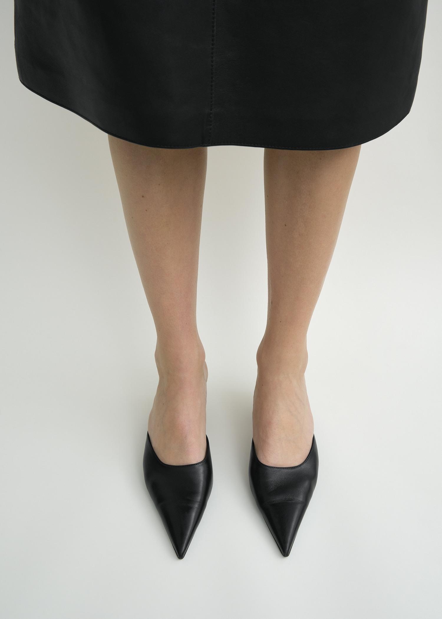 TOTEME 샤프 나파 뮬 블랙의 블랙컬러 2번쨰 이미지입니다.