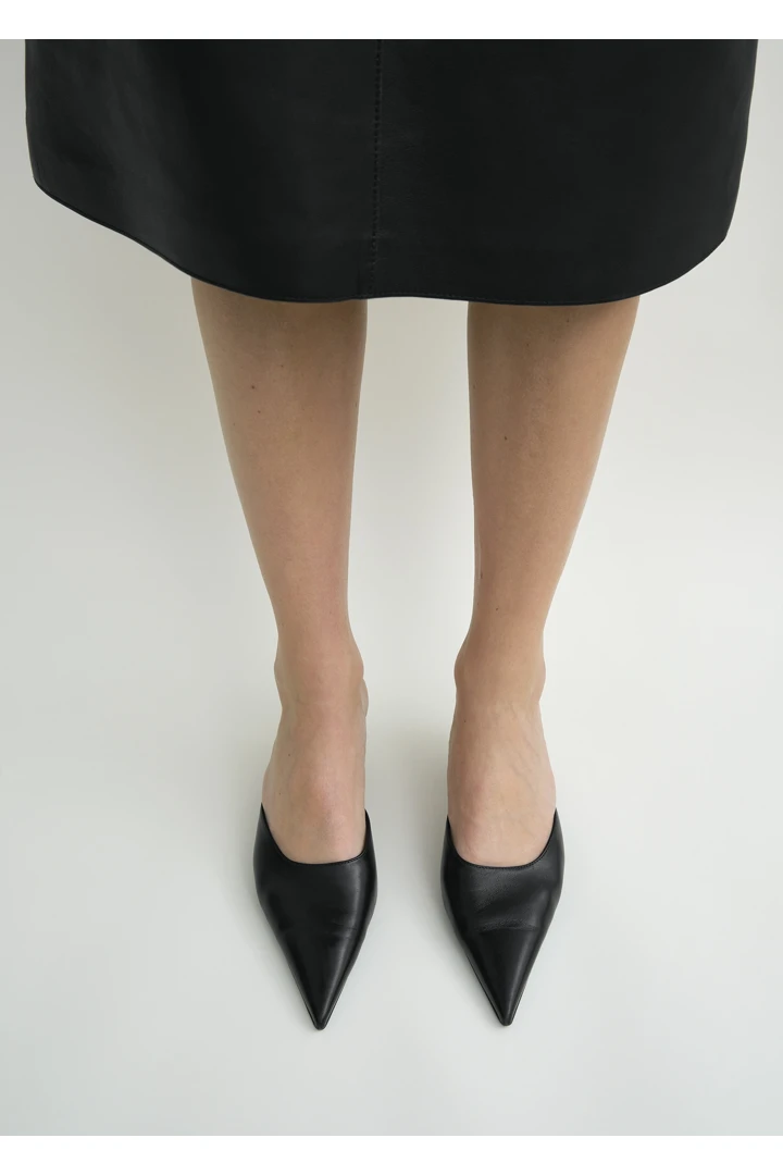 TOTEME 샤프 나파 뮬 블랙의 블랙컬러 2번쨰 이미지입니다.