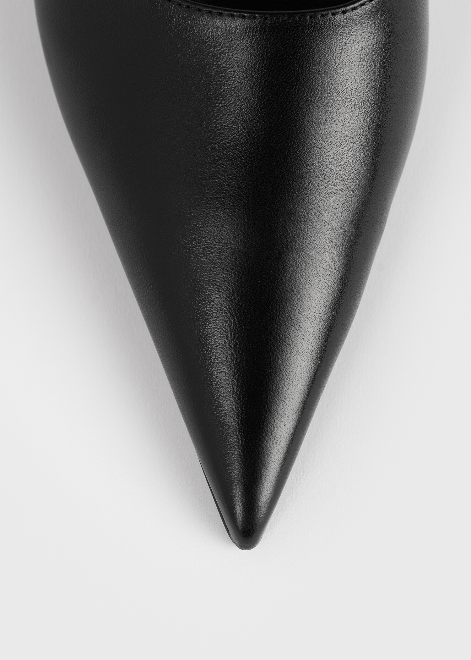 TOTEME 샤프 나파 뮬 블랙의 블랙컬러 4번쨰 이미지입니다.