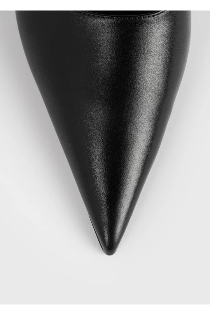 TOTEME 샤프 나파 뮬 블랙의 블랙컬러 4번쨰 이미지입니다.