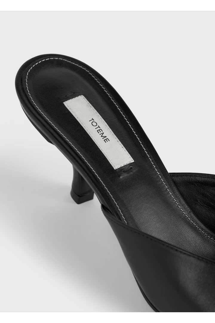 TOTEME 샤프 나파 뮬 블랙의 블랙컬러 5번쨰 이미지입니다.