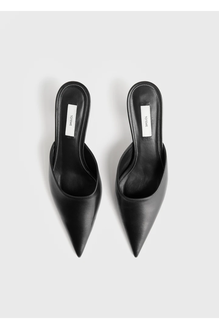 TOTEME 샤프 나파 뮬 블랙의 블랙컬러 6번쨰 이미지입니다.