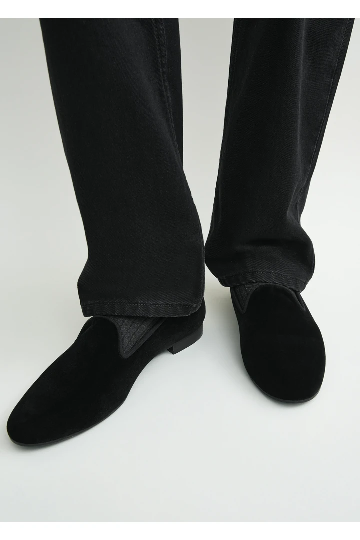 TOTEME 벨벳 로퍼 블랙의 블랙컬러 1번쨰 이미지입니다.