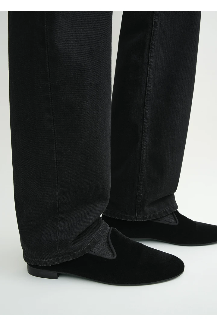 TOTEME 벨벳 로퍼 블랙의 블랙컬러 2번쨰 이미지입니다.