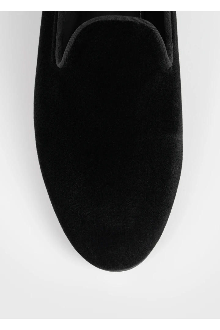 TOTEME 벨벳 로퍼 블랙의 블랙컬러 4번쨰 이미지입니다.