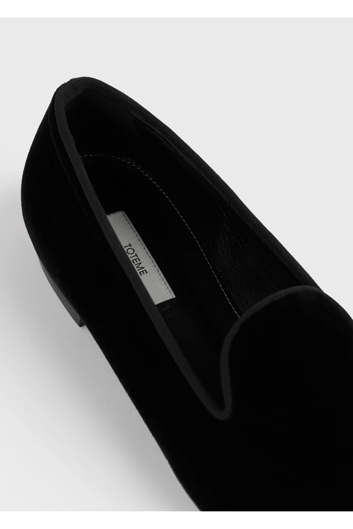 TOTEME 벨벳 로퍼 블랙의 블랙컬러 5번쨰 이미지입니다.