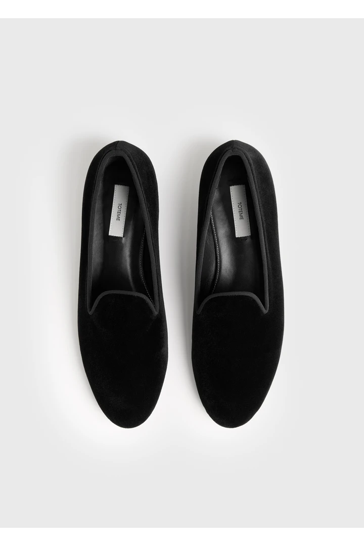 TOTEME 벨벳 로퍼 블랙의 블랙컬러 6번쨰 이미지입니다.