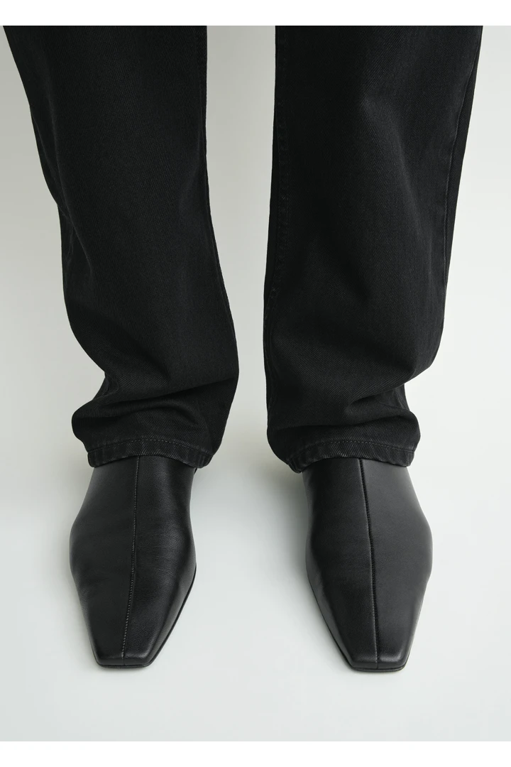 TOTEME 지퍼 레더 첼시 부츠 블랙의 블랙컬러 1번쨰 이미지입니다.