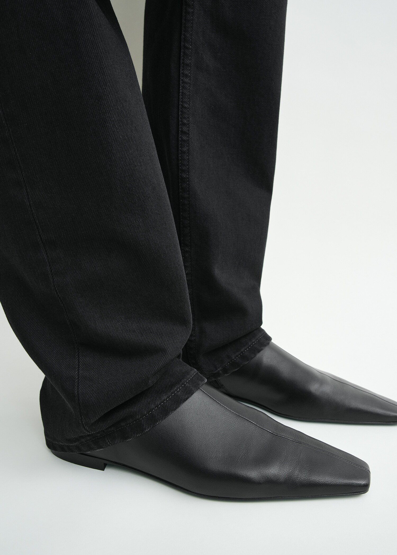 TOTEME 지퍼 레더 첼시 부츠 블랙의 블랙컬러 2번쨰 이미지입니다.