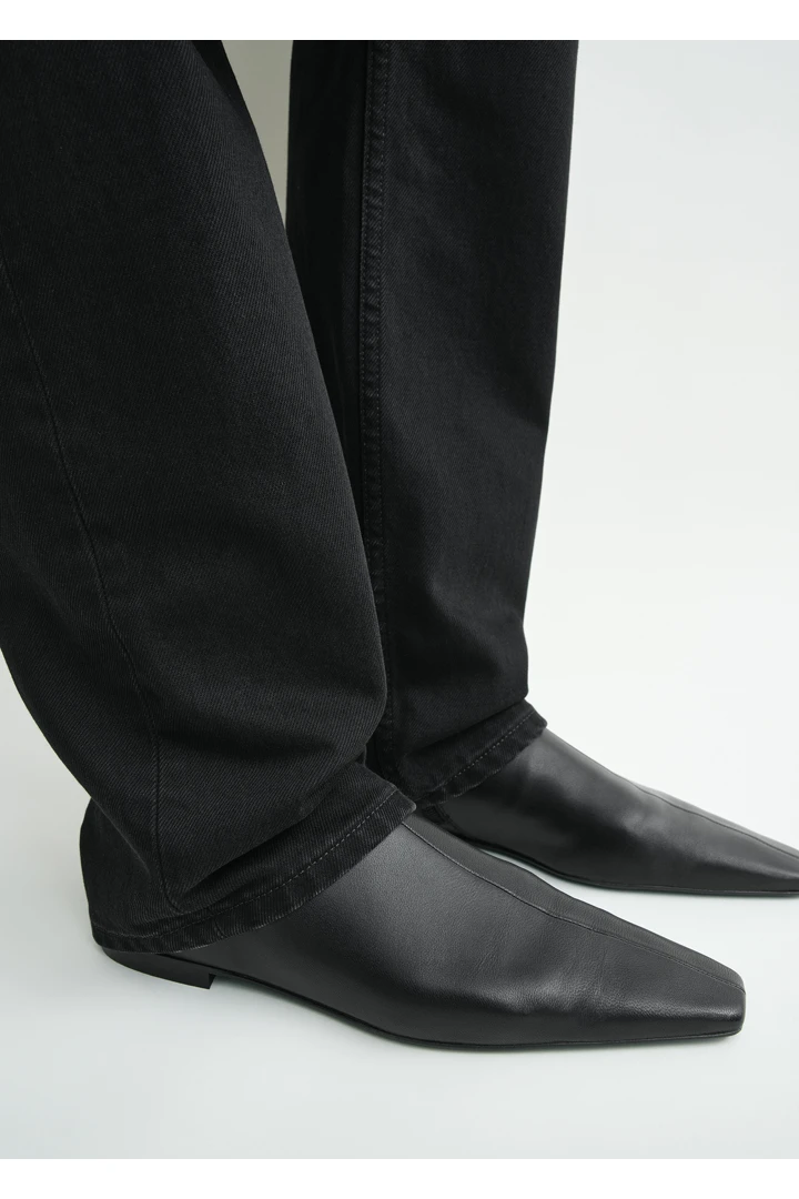 TOTEME 지퍼 레더 첼시 부츠 블랙의 블랙컬러 2번쨰 이미지입니다.