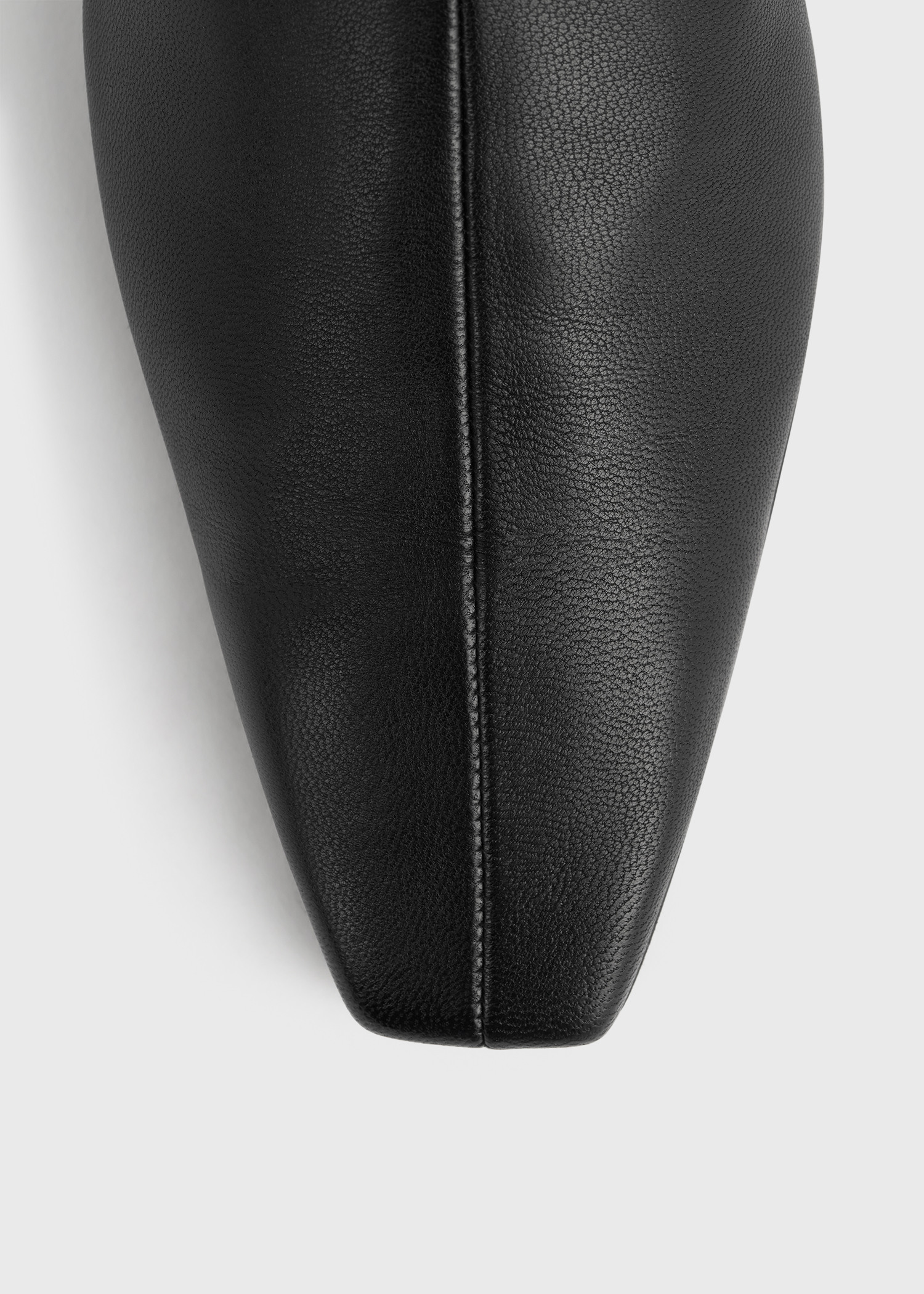 TOTEME 지퍼 레더 첼시 부츠 블랙의 블랙컬러 4번쨰 이미지입니다.