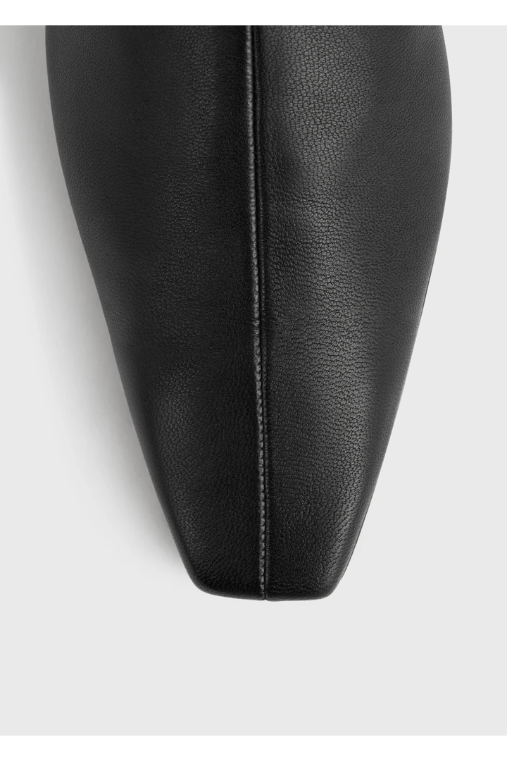 TOTEME 지퍼 레더 첼시 부츠 블랙의 블랙컬러 4번쨰 이미지입니다.