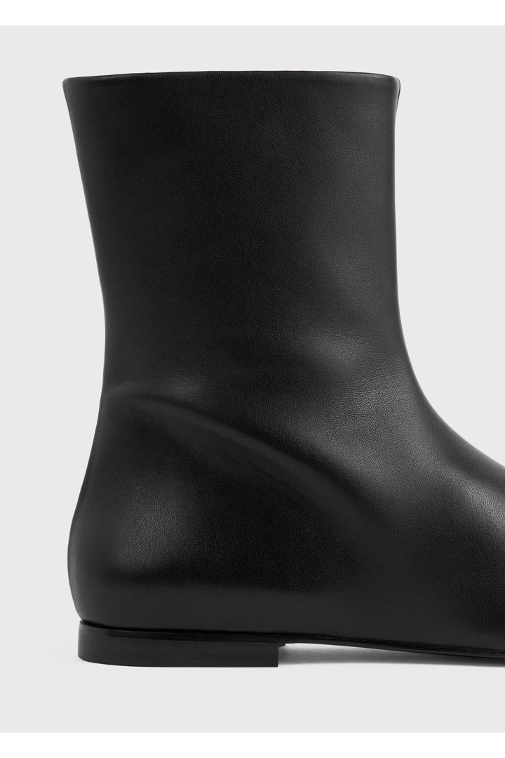 TOTEME 지퍼 레더 첼시 부츠 블랙의 블랙컬러 5번쨰 이미지입니다.